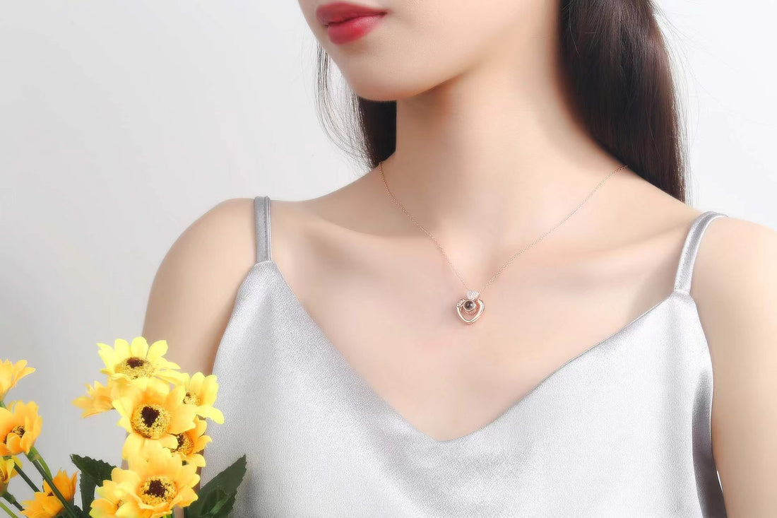 necklace projection picture