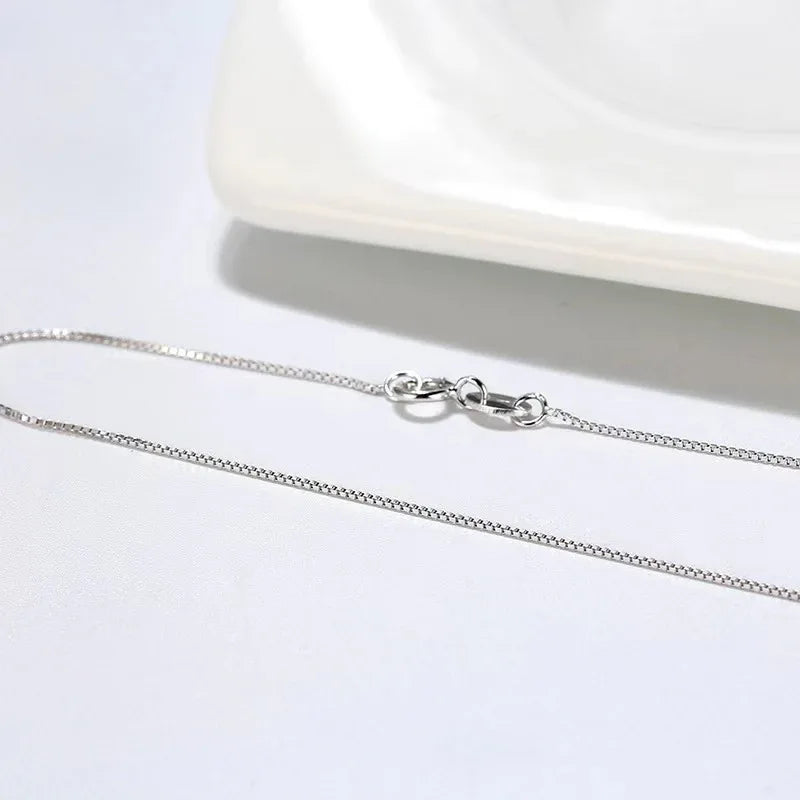 925 silver box chain necklace close-up of clasp and interlocking link chain