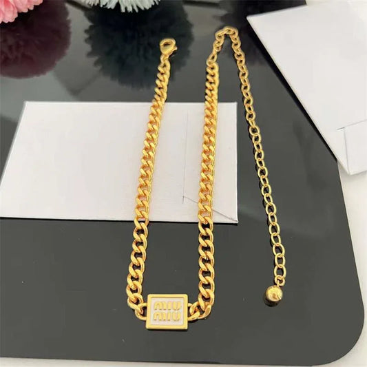 Goldfarbene Cuban-Link Halskette mit quadratischem Anhänger und kleinem rundem Endteil