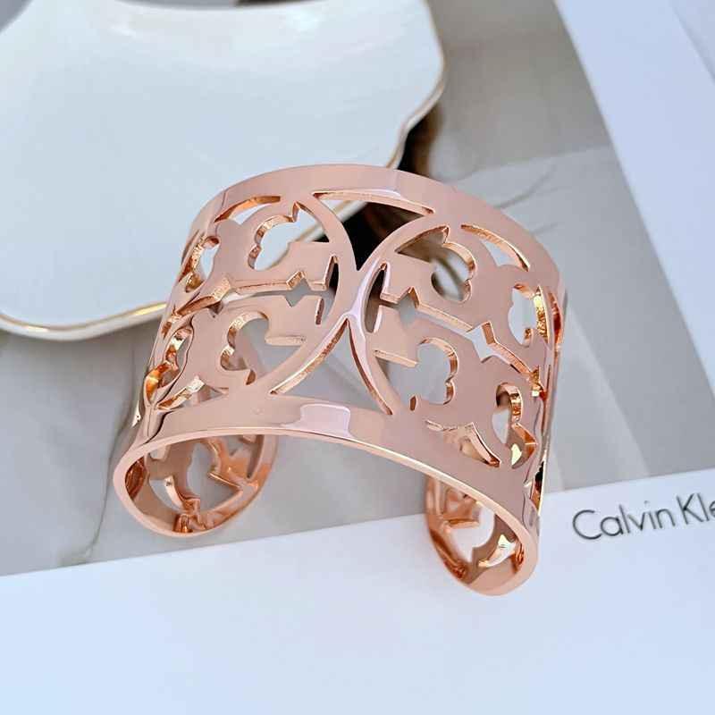 Roségoldfarbenes Metallarmband mit breitem, offenem Ornamentmuster