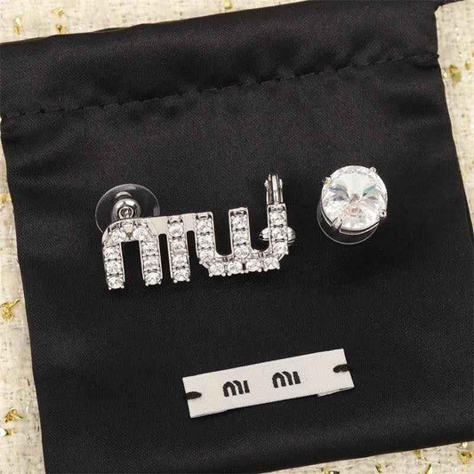 Miu Miu Buchstaben-Ohrclip mit Strassbesatz, weißgoldfarbener Look, Clip-Ansicht