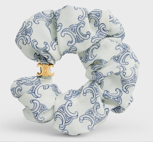 Chouchou hair tie en tissu blanc cassé avec motif baroque bleu et boucle