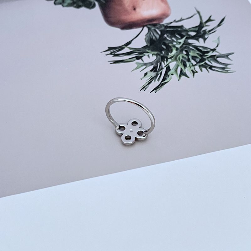 White gold four-leaf clover ring, slim band with open circular settings