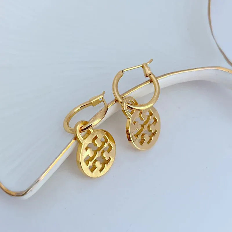 Goldfarbene Creolen-Ohrringe seitlich: runde Hohlschnitt-Pendants mit Haken