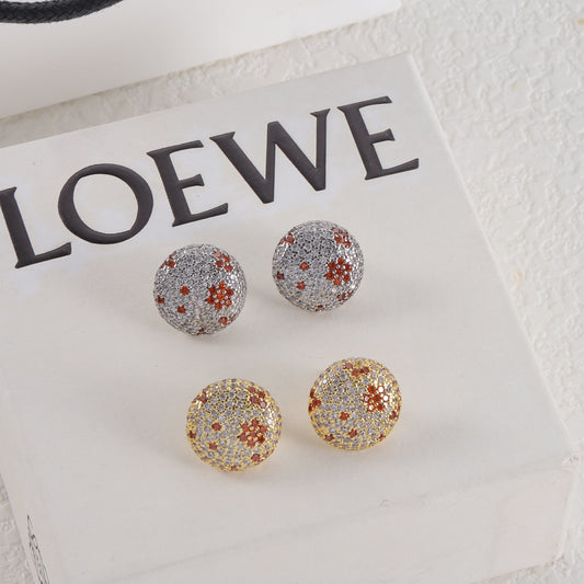 Runde Diamant-Ohrstecker: silberfarbener und goldfarbener Kreis mit roten Blüten