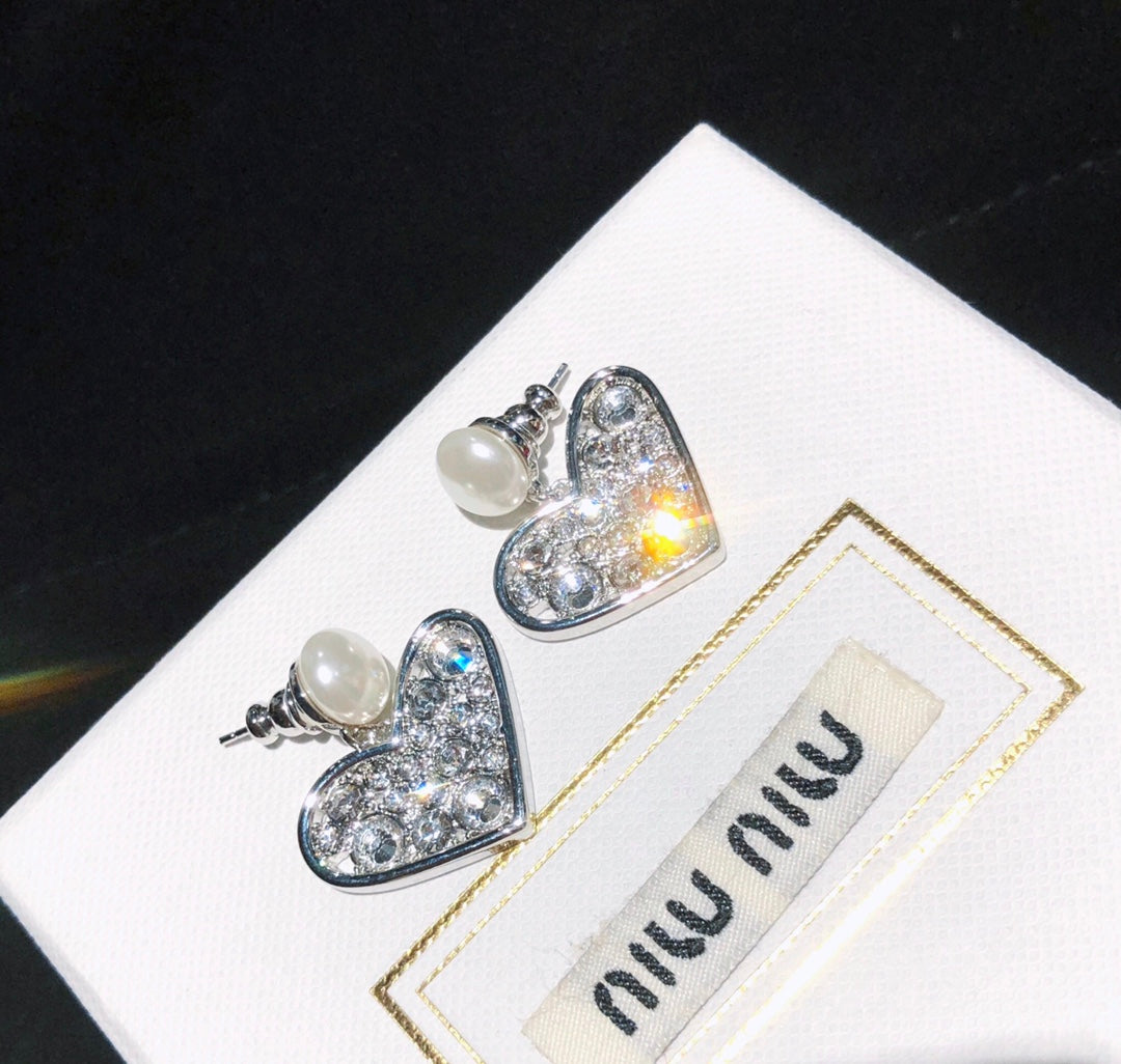 Pair of heart-shaped rhinestone stud earrings with pearl drops, white gold
