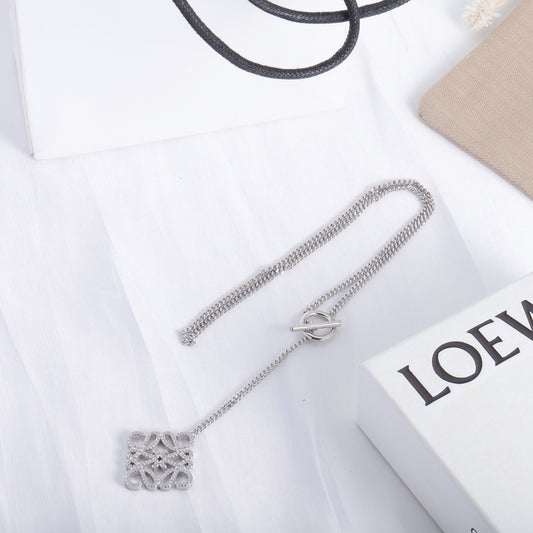 Collar con colgante logo cuadrado calado en tono plata, eslabones finos y broche