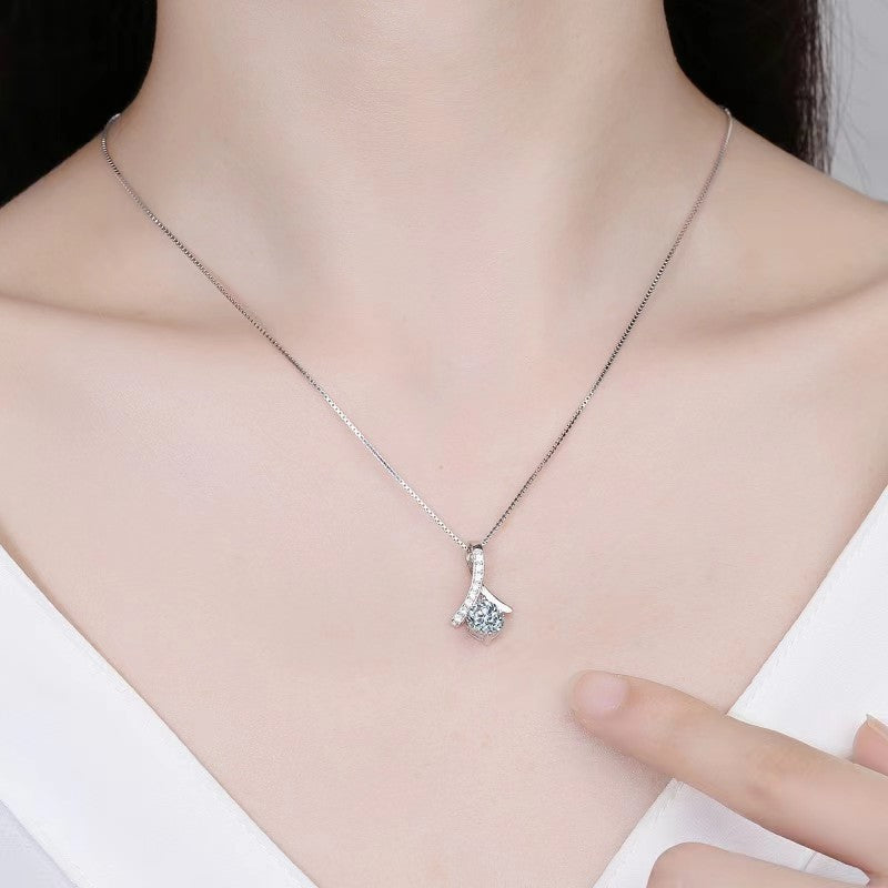 women's diamond pendant necklace
