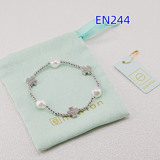 White gold cross-bead bracelet with pearl beads on a beaded chain