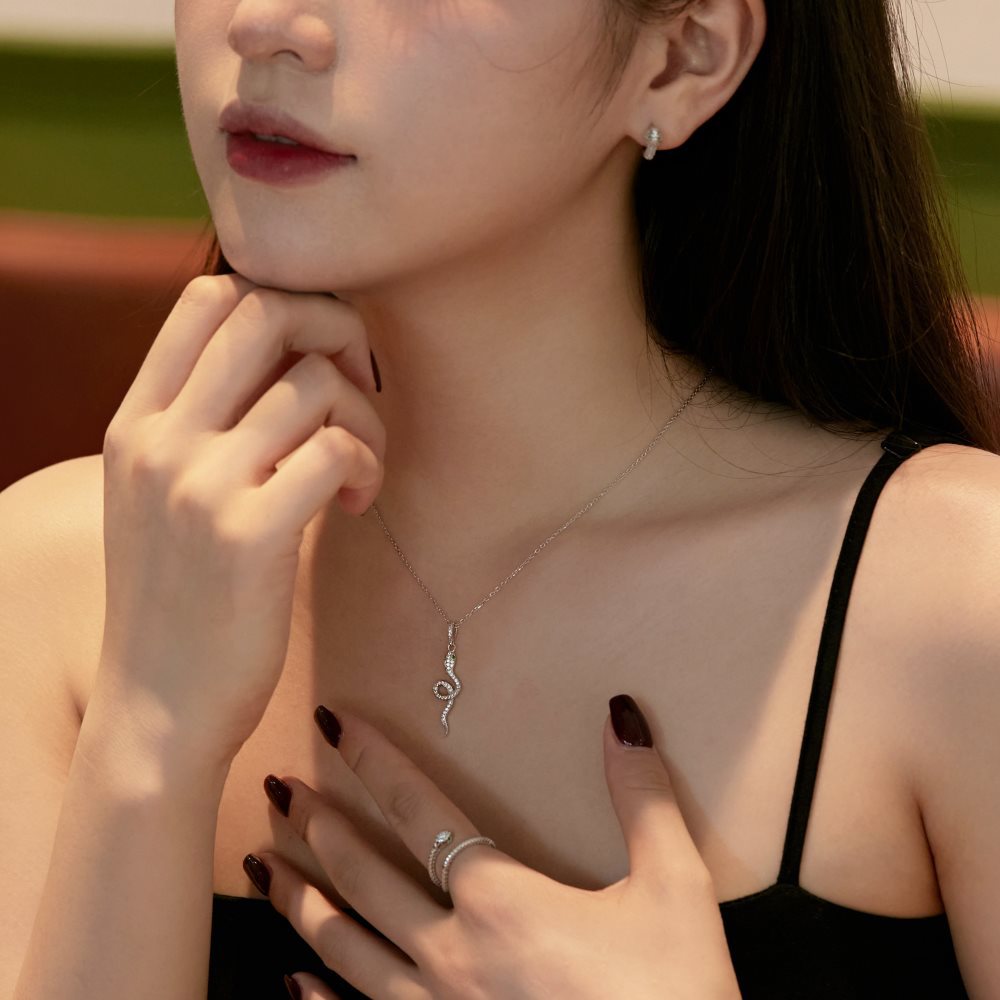 Elegant emerald necklace options

