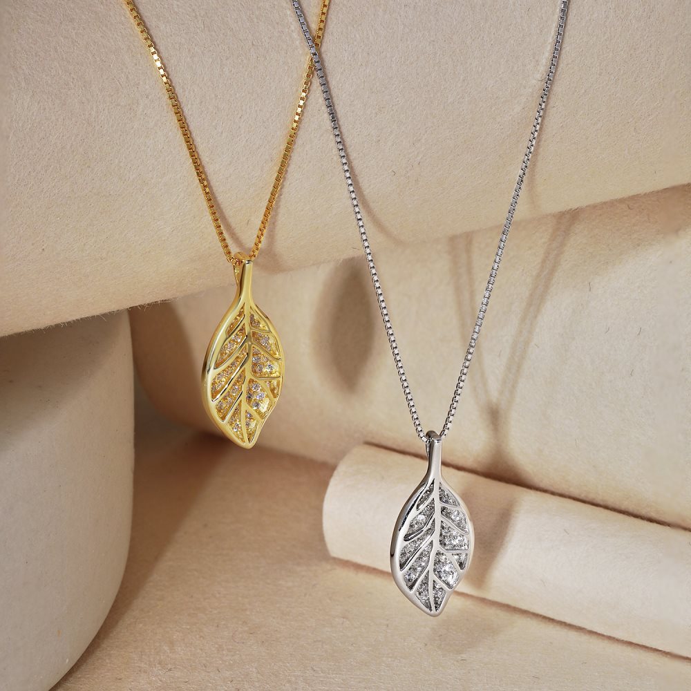 Chic and Charming Leaf Pendant Necklace