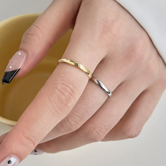 Minimalist Gold Wedding Band

