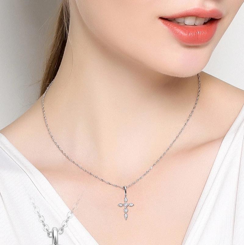 Intricate Moissanite Gold Cross Jewelry

