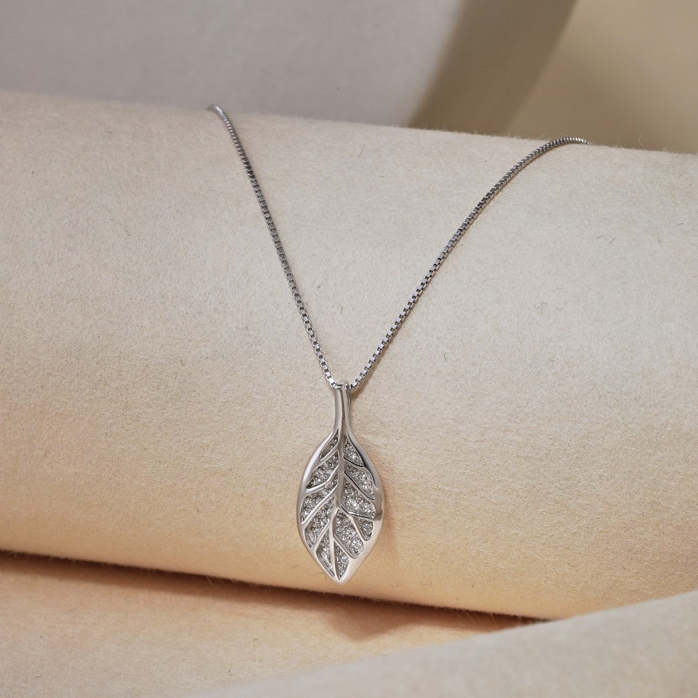 Lucky Lovely Leaf Pendant Necklace