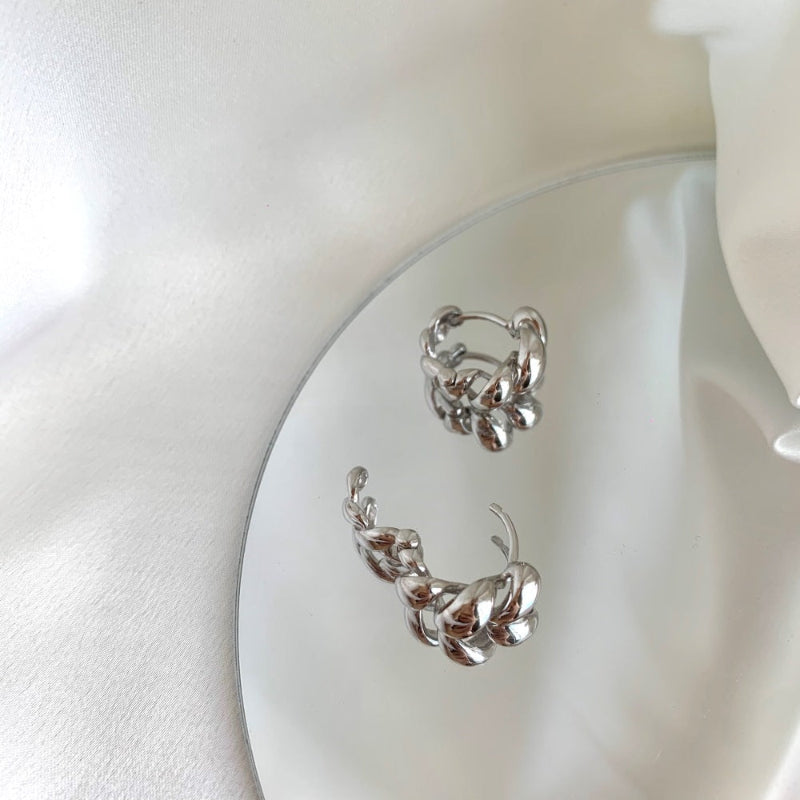 Statement Twisted Hoops

