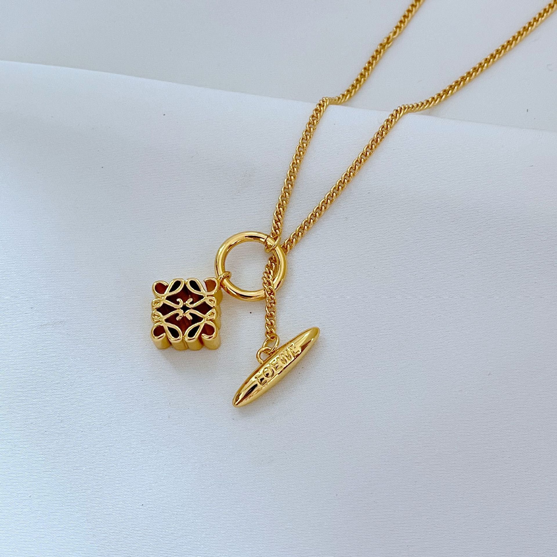 超希少 美品✨ ロエベ アンモナイト アナグラム ダイス チャーム 金具 虹色 スモール アナグラム ダイス イエロー - LOEWE