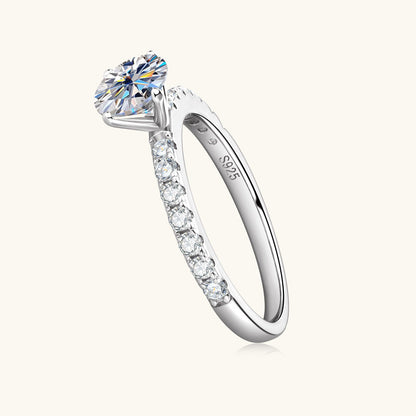 Sparkling 6mm Round Cut Moissanite Ring

