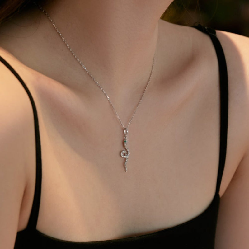 Chic Silver Cobra-Inspired Necklace with Pave Crystals

