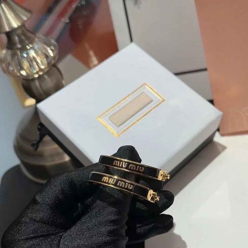 缪小姐珐琅耳环黑白色时尚百搭甜美风高级感耳圈新款字母耳环耳饰