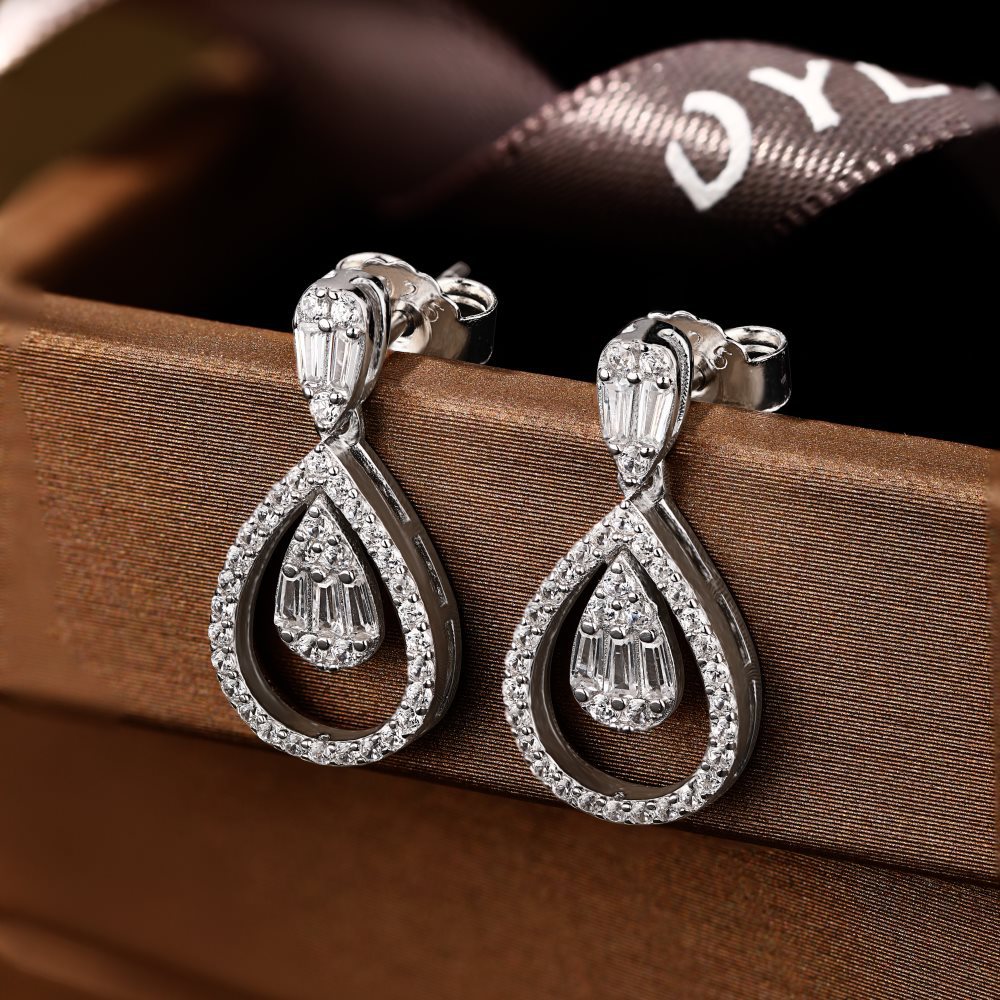 teardrop diamond stud earrings