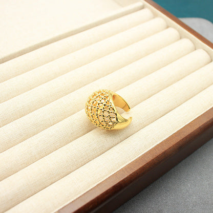 18k gold mesh statement ring with rounded textured design