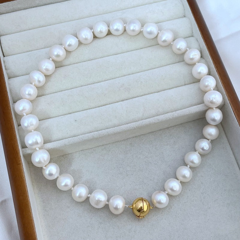Tory Burch elegant and vintage pearl necklace magnetic clasp