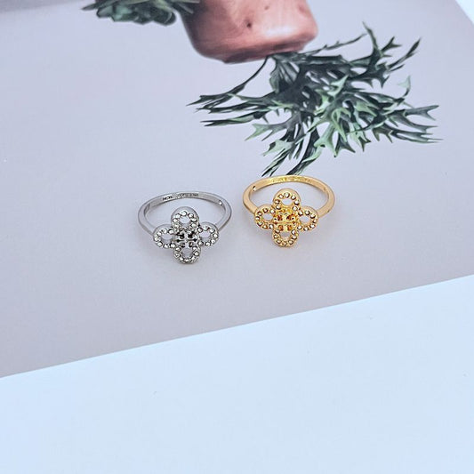 Gold and white gold four-leaf clover diamond rings, central round stone