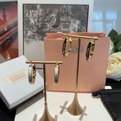 缪小姐珐琅耳环黑白色时尚百搭甜美风高级感耳圈新款字母耳环耳饰