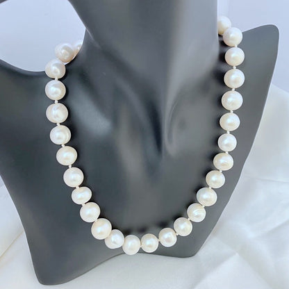 Tory Burch elegant and vintage pearl necklace magnetic clasp