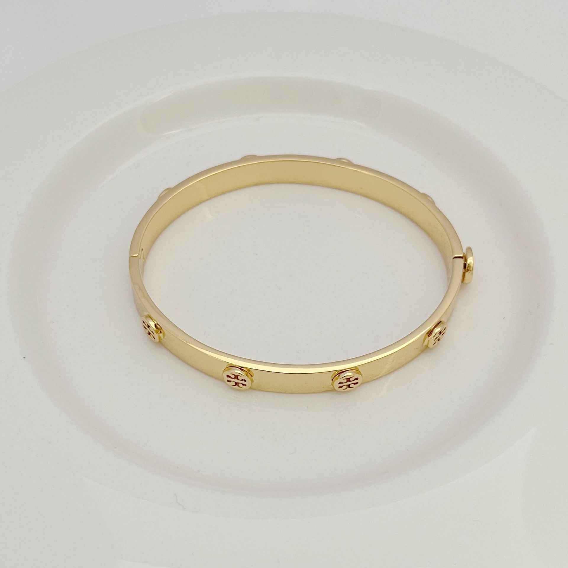 欧美时尚轻奢通勤小众设计镀18K金凸标精美气质金属手镯