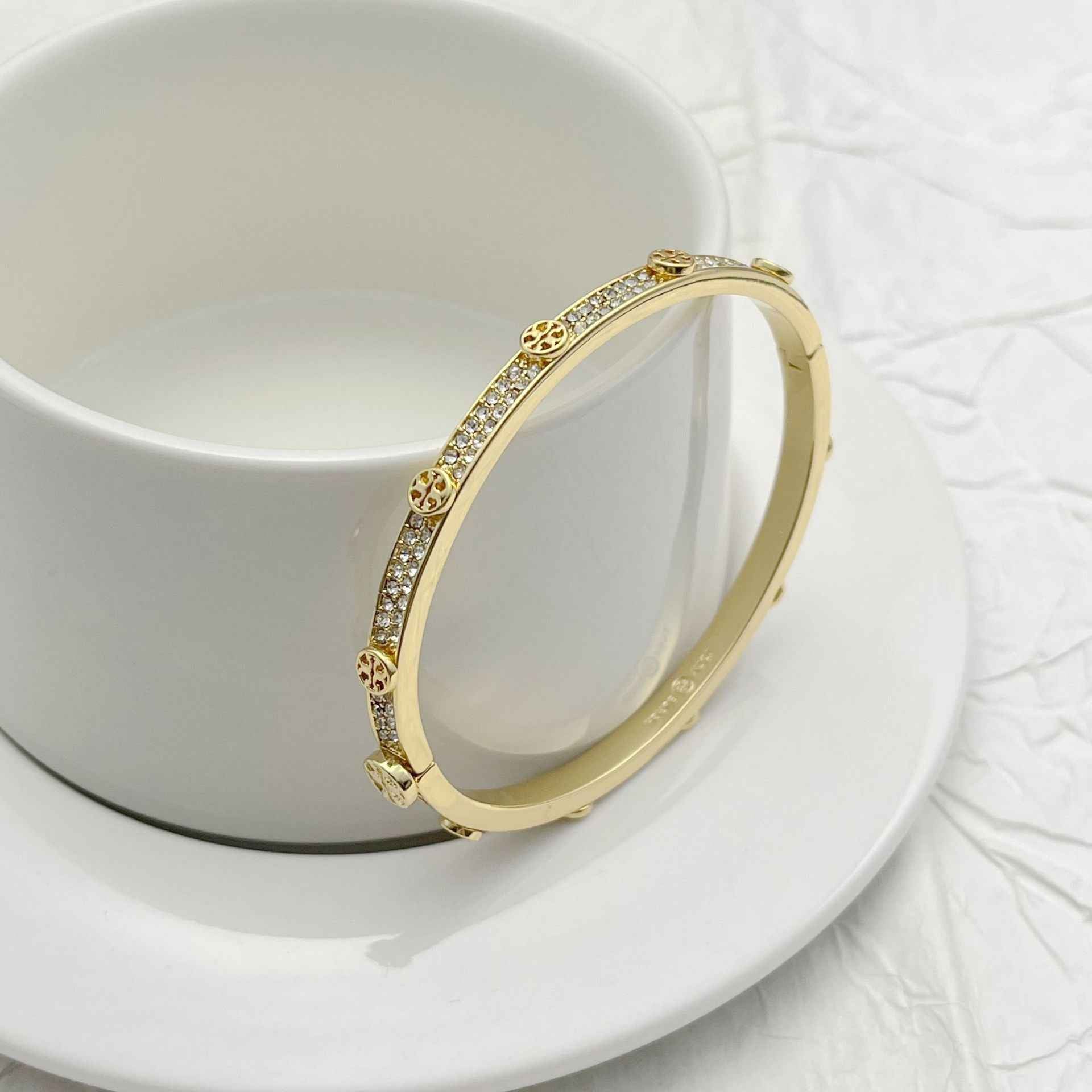 新款欧美时尚轻奢通勤小众设计镶嵌满钻英文字母金属气质手镯