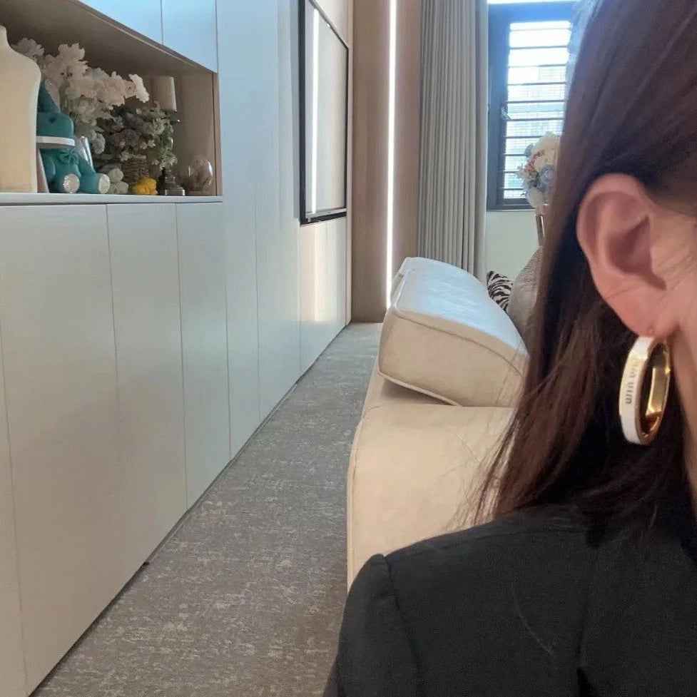 缪小姐珐琅耳环黑白色时尚百搭甜美风高级感耳圈新款字母耳环耳饰