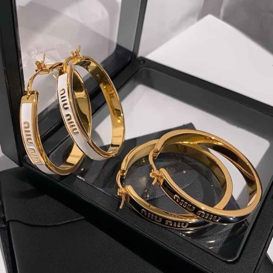 缪小姐珐琅耳环黑白色时尚百搭甜美风高级感耳圈新款字母耳环耳饰