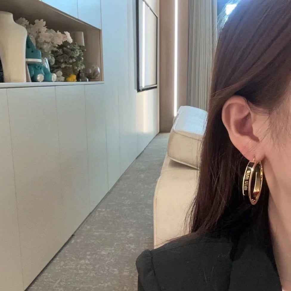 缪小姐珐琅耳环黑白色时尚百搭甜美风高级感耳圈新款字母耳环耳饰