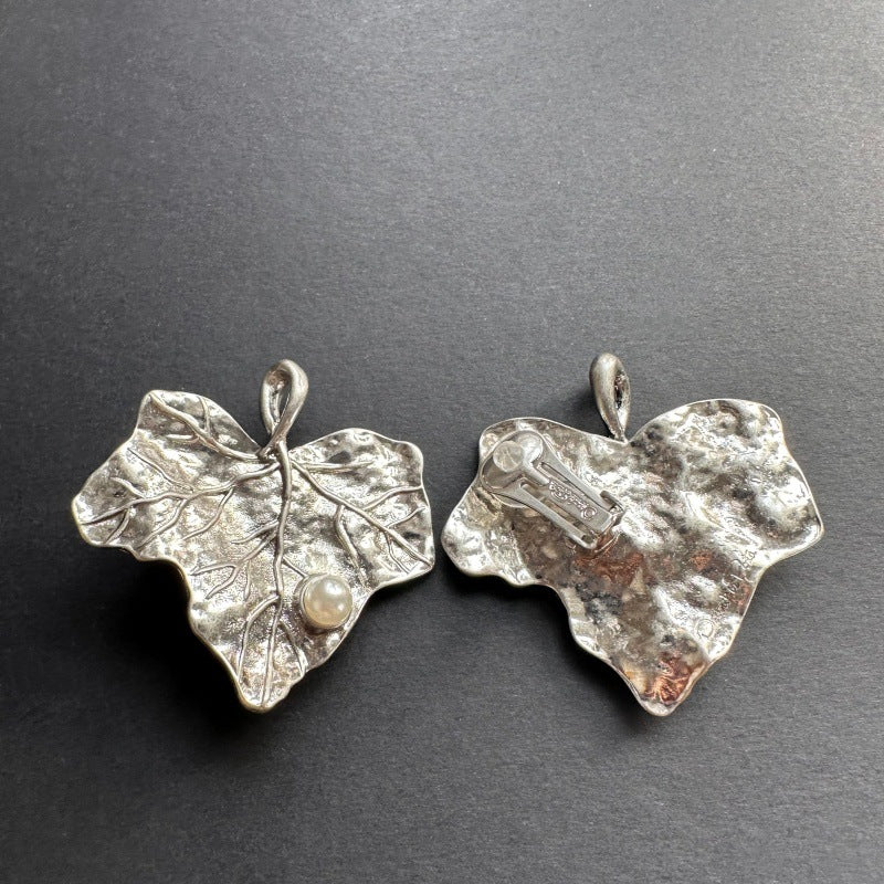 Silver-tone ivy leaf pearl earrings with white round pearl and engraved leaf veins