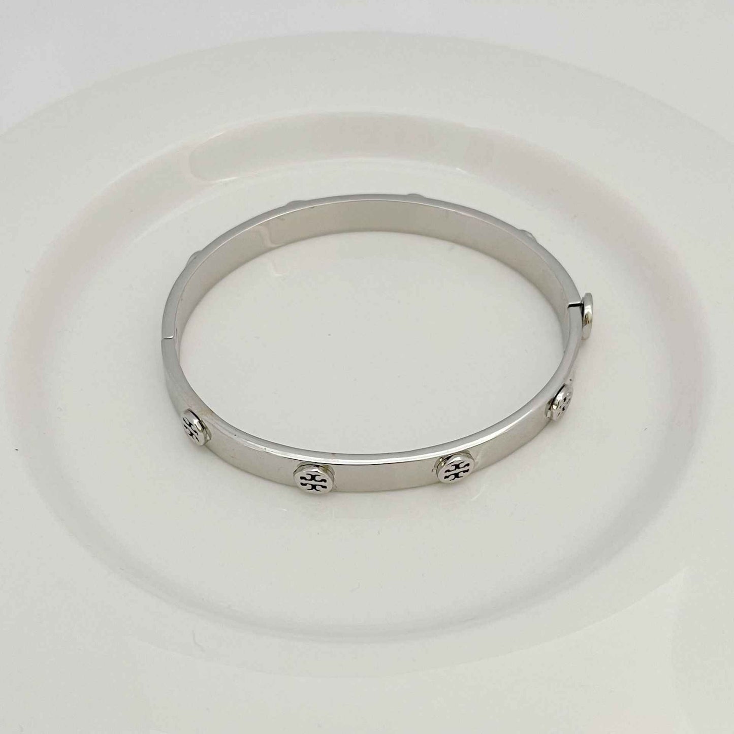 欧美时尚轻奢通勤小众设计镀18K金凸标精美气质金属手镯