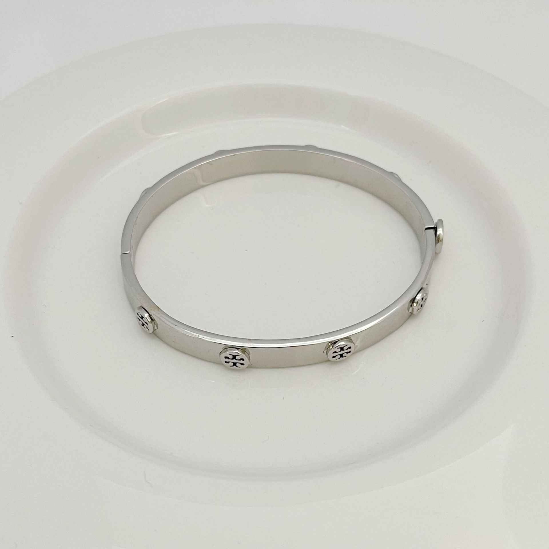 欧美时尚轻奢通勤小众设计镀18K金凸标精美气质金属手镯