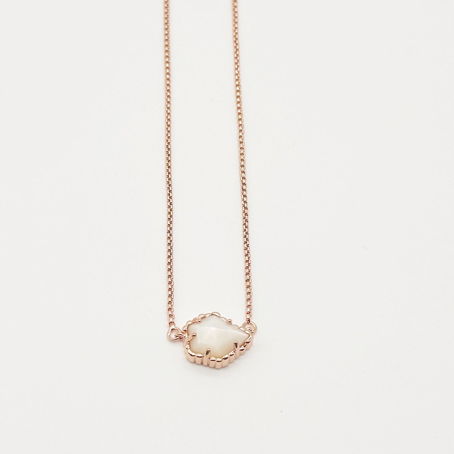 Irregular rhombus mother-of-pearl necklace with rose-gold chain and pendant