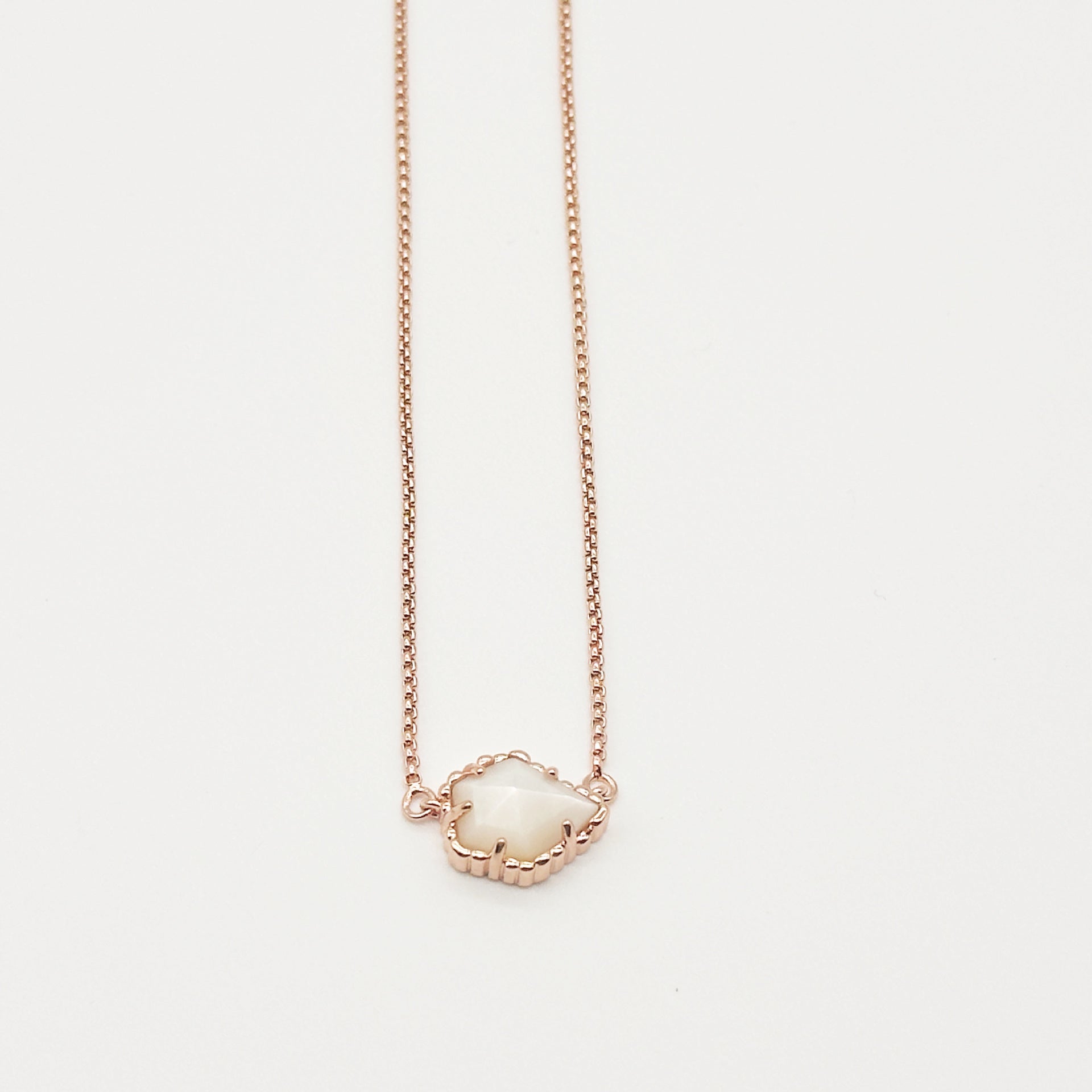 Irregular rhombus mother-of-pearl necklace with rose-gold chain and pendant