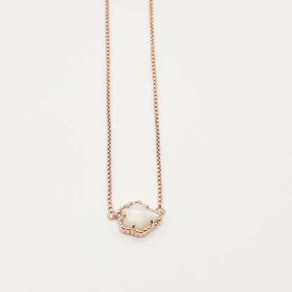 Irregular rhombus mother-of-pearl necklace with rose-gold chain and pendant