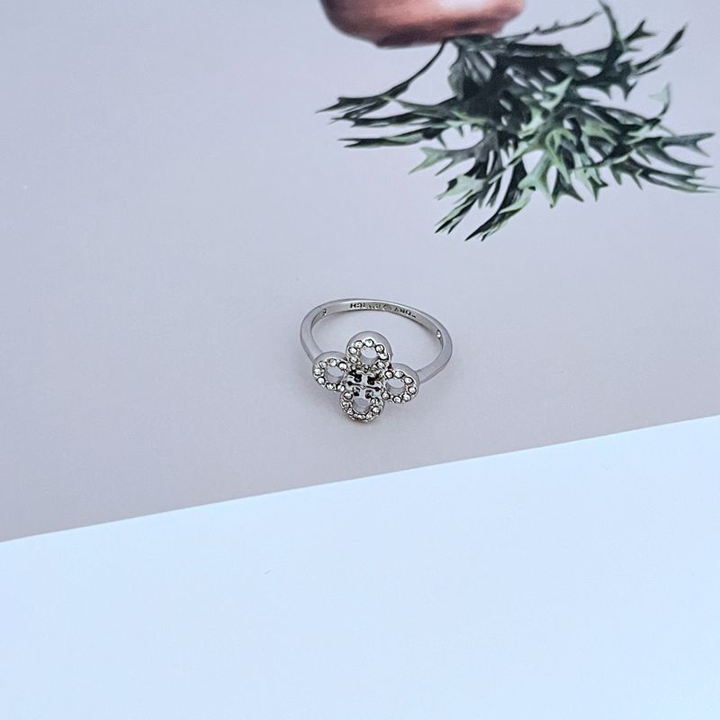 White gold four-leaf clover diamond ring with central round stone