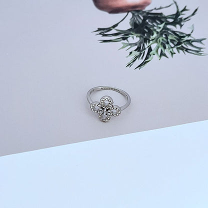 White gold four-leaf clover diamond ring with central round stone