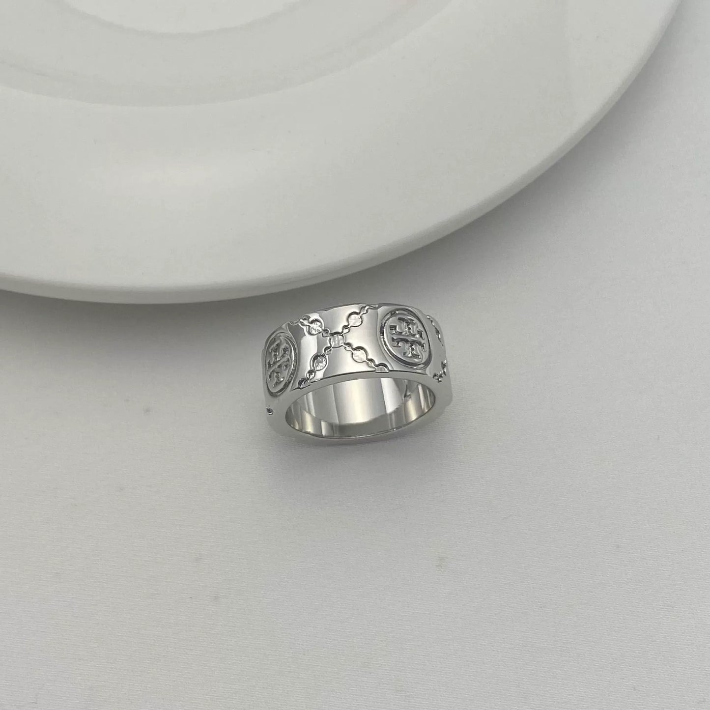 Silver-tone round logo metal ring with enamel clover pattern
