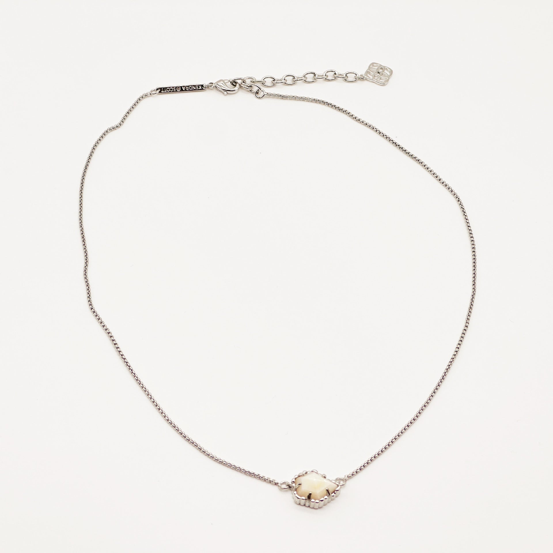 Irregular rhombus mother-of-pearl necklace with silver chain and light pendant