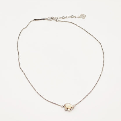 Irregular rhombus mother-of-pearl necklace with silver chain and light pendant