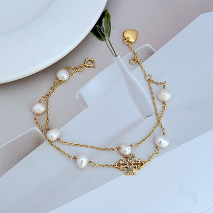 Perlenarmband, goldfarbene Kette mit weißen Perlen, Herz-Anhänger und Strassdetail