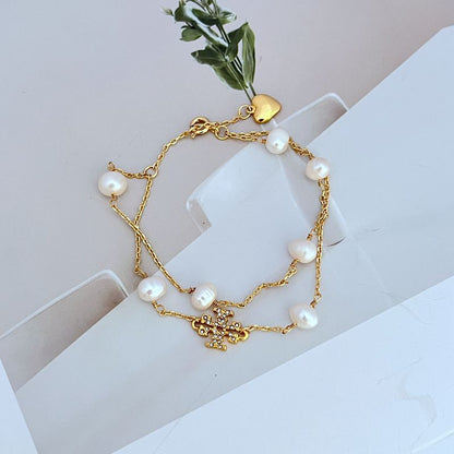 Doppelreihiges Perlenarmband: goldfarbene Kette mit Herz-Anhänger und weißen Perlen