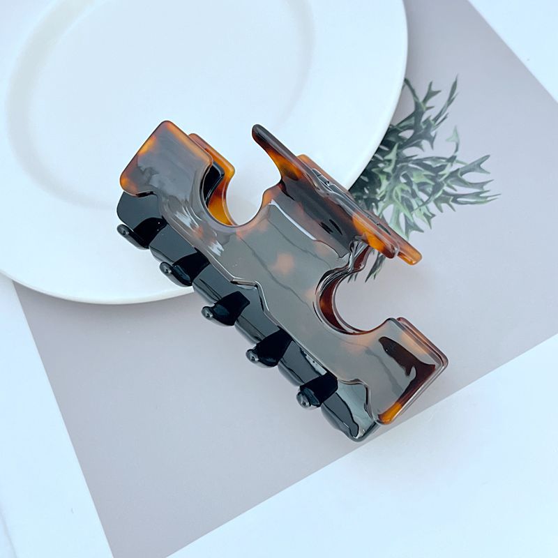 Two-tone T-shaped shark hair clip, amber tips on dark base