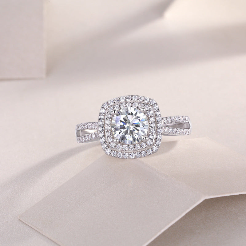 Elegant Moissanite Wedding Ring with Side Stones

