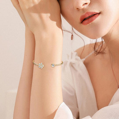 Delicate Open-Ended Flower Design Bracelet

